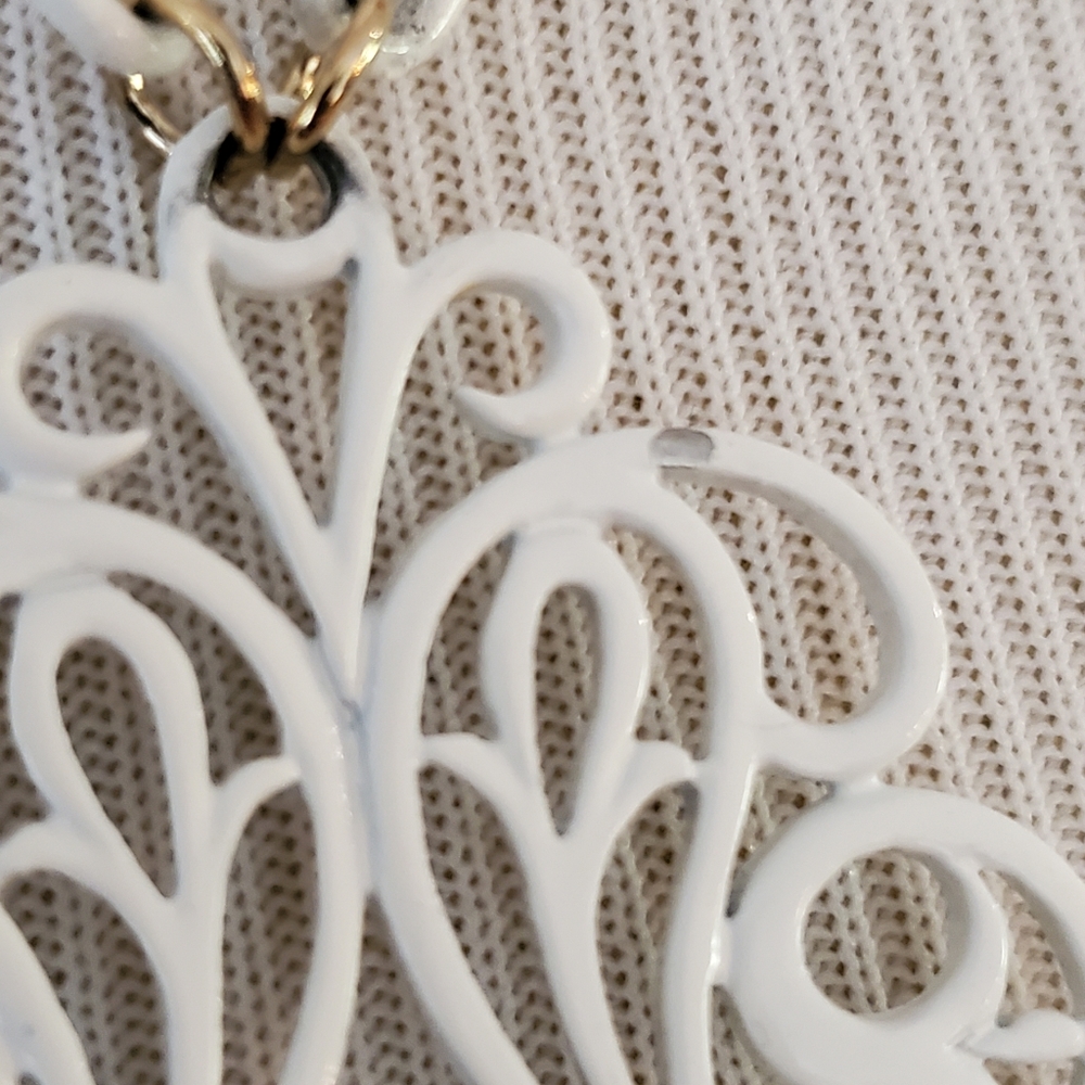 Vintage 1970s Crown TRIFARI White Enamel Floral/Scroll Pendant & Chain - Picture 4 of 12